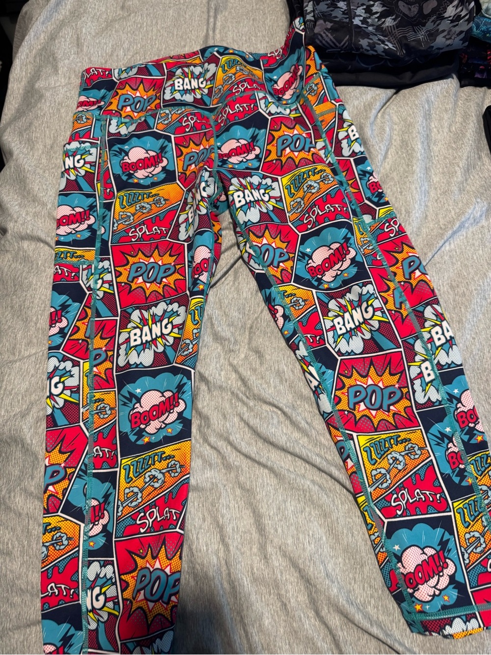 CVG Knockout Comic Book Capri Leggings Size L
